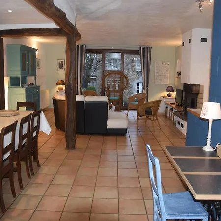 Former In A Quiet Village Nyaraló *